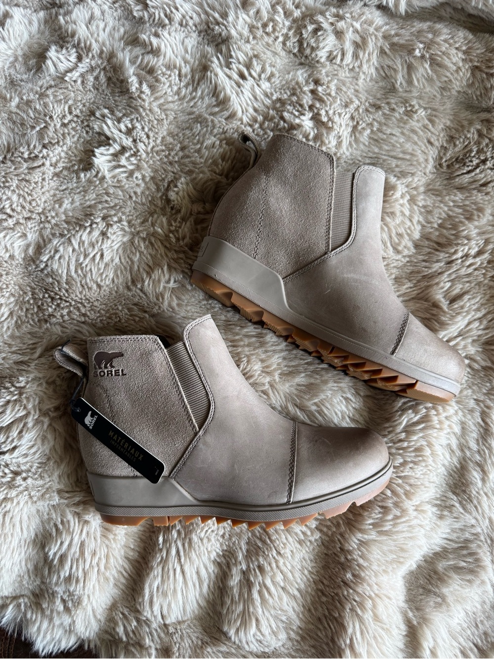 NWT Sorel Chelsea wedge Boots in Taupe